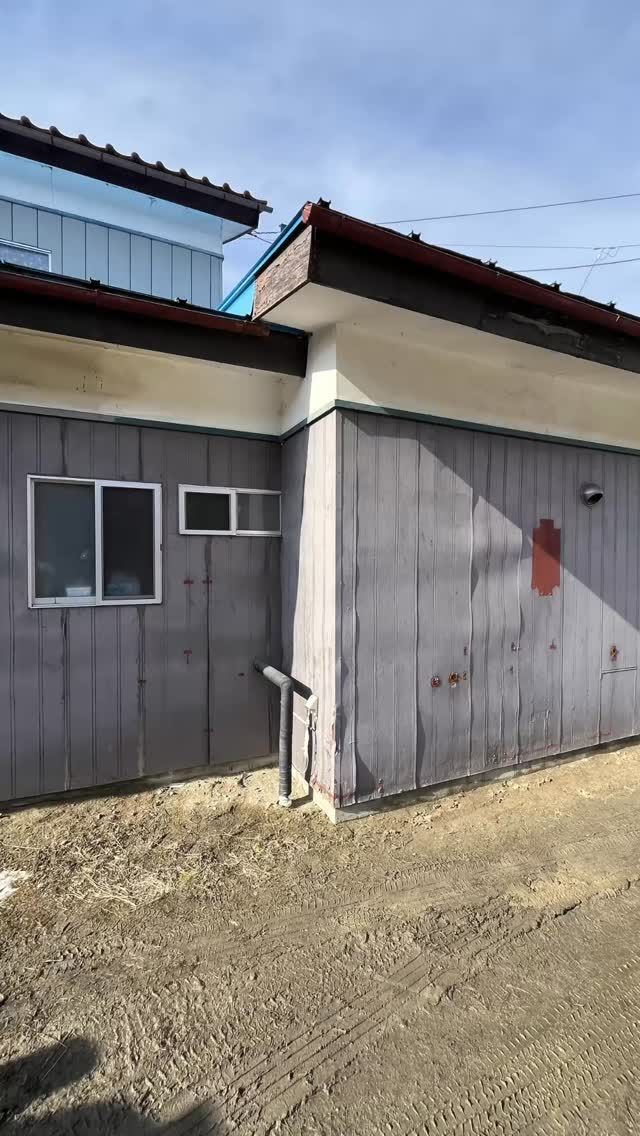 お世話になっております。

安心出来る屋根、外壁を福島県内にて作っております

建物で笑顔を届ける　　株式会社ミナミ　　です。

雨漏りのご相談から新築、雨樋、外壁何でも

お任せ下さい

今回は外壁張り替え！！

劣化はそのまま放置しない！！

雨漏り→下地腐食→大規模改修

早めの対応で選択肢も増えます！！

ぜひご相談を！！

トタン屋根はミナミへ

安心出来る屋根作ります。

#板金屋
#建設業
#職人
#田村市
#建設業をもりあげよう
地域再生